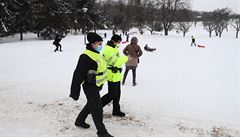 Zkaz skovn na Petn? Vyhlka na velk sti kopce neplat, Praha d na svah cedule