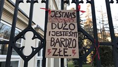 Plakát na plotu polského velvyslanectví v Praze s nápisem Je nás moc a jsme...