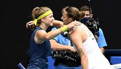 Karolína Muchová (vlevo) a Karolína Plí�ková.