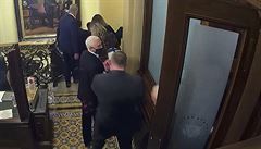 Mike Pence během evakuace z Kapitolu během situace, kdy do něj vniknuli... | na serveru Lidovky.cz | aktuální zprávy