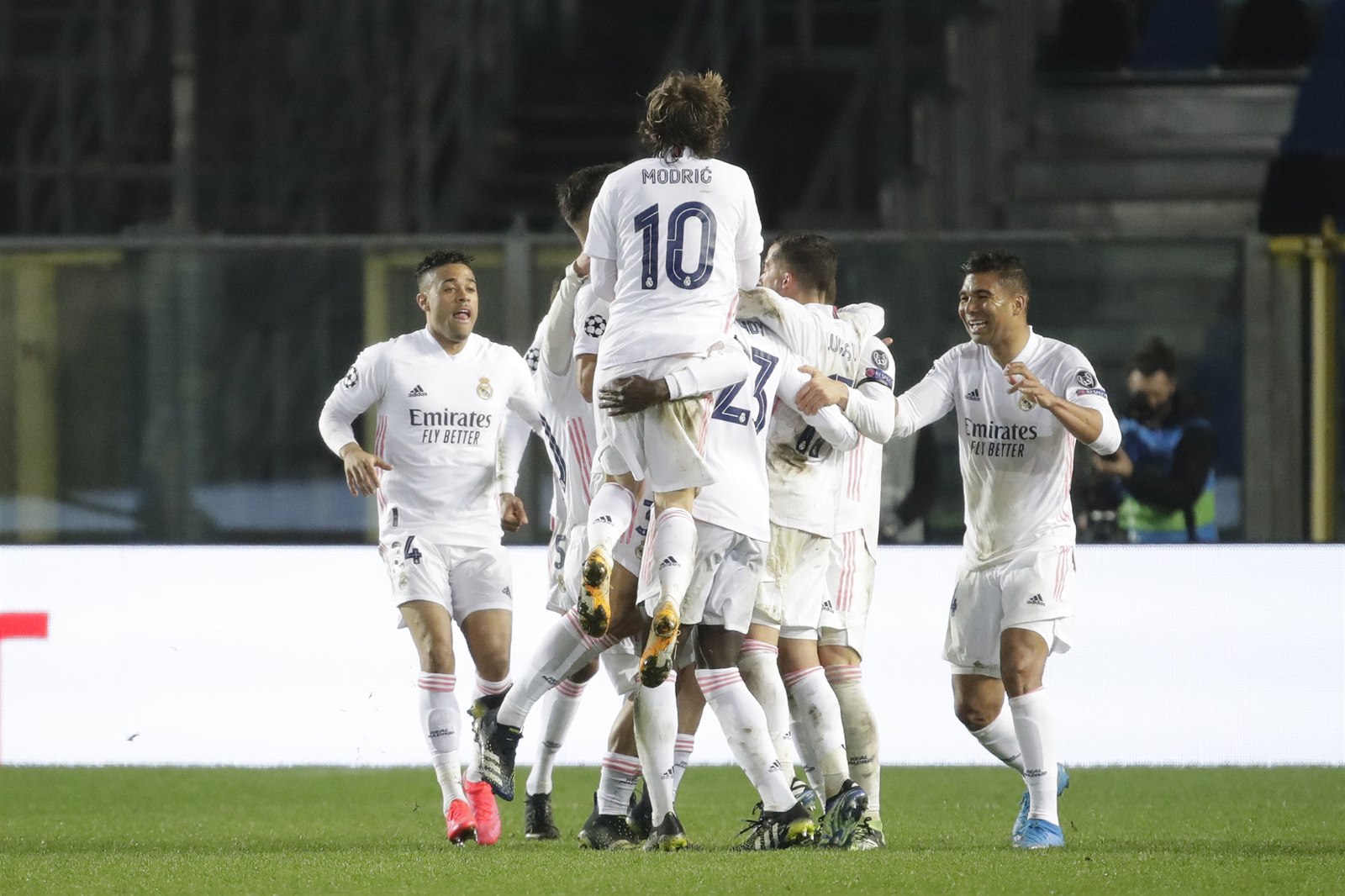 Real udolal v závěru oslabenou Atalantu, City přehráli Gladbach a zvítězili v 19. soutěžním utkání za sebou