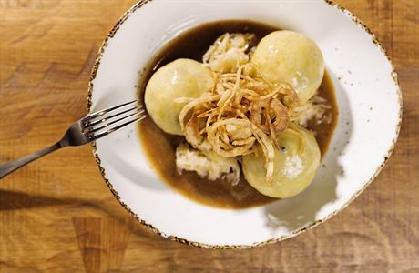 Knedlíky plněné žebrem. Zkuste recept od známého šéfkuchaře Jana Punčocháře
