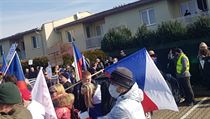 Demonstrace před domem ministra vnitra Jana Hamáčka.