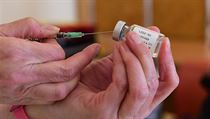 Zdravotnice natahuje vakcínu AstraZeneca do injekční stříkačky v Konici na...