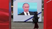 Oslavy Dne obrnc vlasti v Sevastopolu na Krymu. Na obrazovce je rusk...
