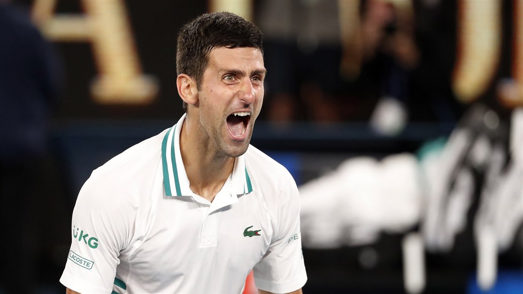 Novak Djokovič slaví triumf na Australian Open 2021.