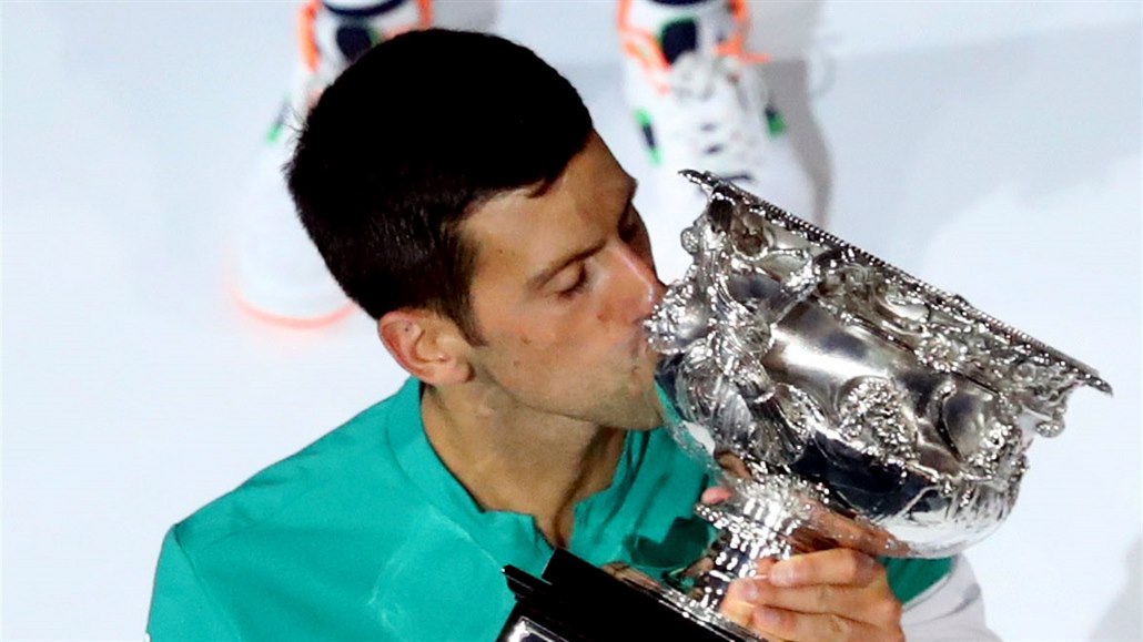 Novak Djokovič slaví titul z Australian Open.