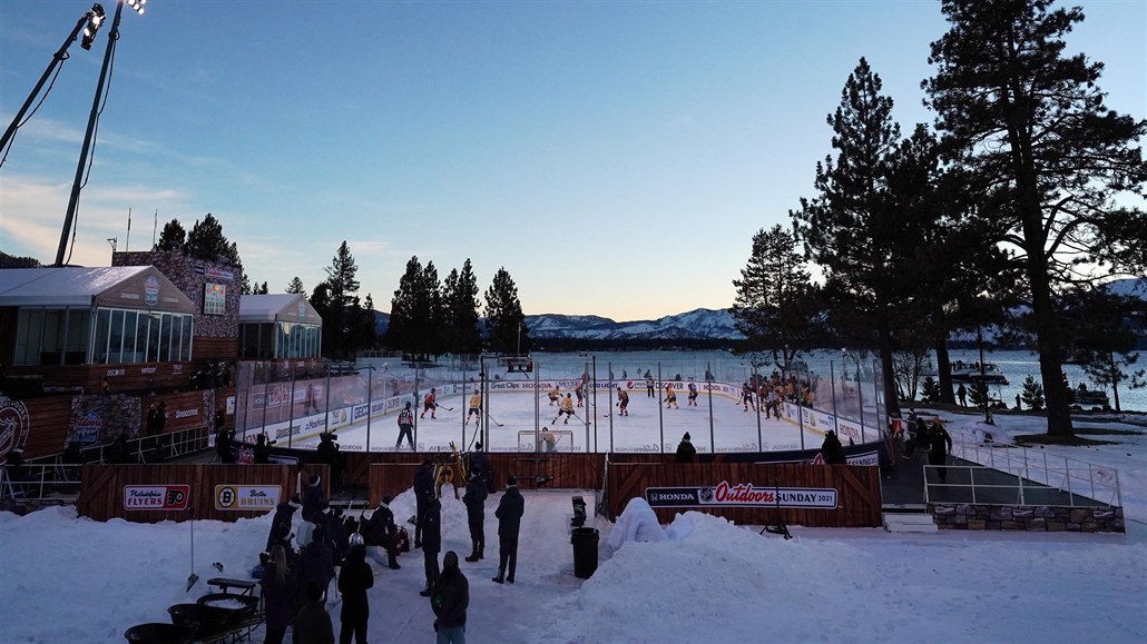 Venkovní utkání mezi Philadelphia Flyers a Bostonem Bruins na Lake Tahoe
