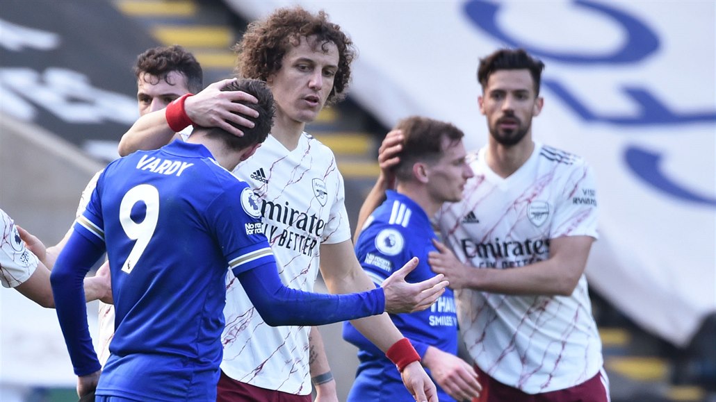David Luiz utěšuje po vzájemném utkání zklamanou hvězdu Leicesteru Jamieho...