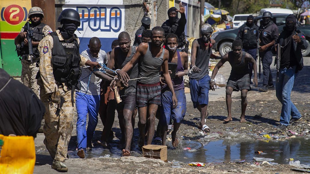 Pi útku 400 vz na Haiti zemelo 25 lidí, vetn civilist.