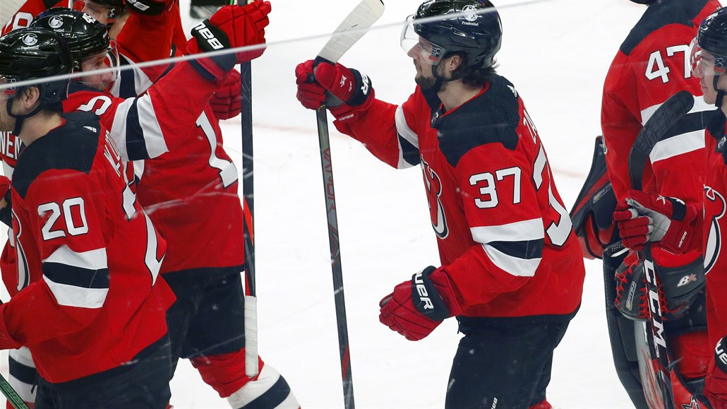 Útočník New Jersey Devils Pavel Zacha (37) slaví se spoluhráči.
