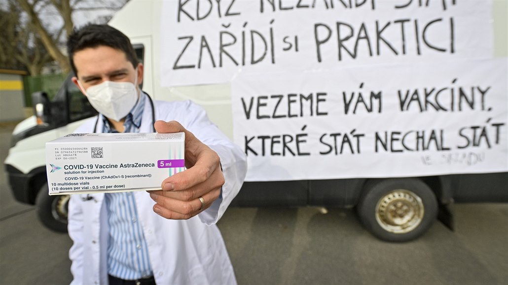 Místopedseda sdruení Mladí praktici Vojtch Mucha pózuje s balením vakcíny...