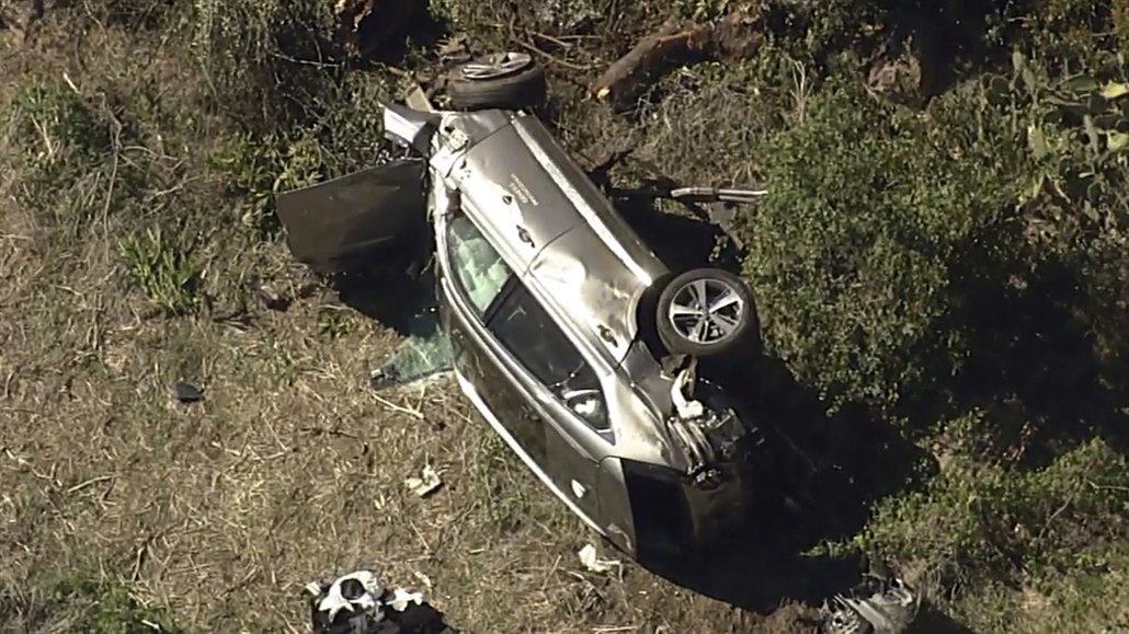 Auto Genesis GV80 golfisty Tigera Woodse po těžké nehodě.