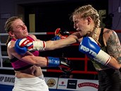 Zleva Judit Hachboldová z Ma�arska a Fabiána Bytyqi v zápase na Save Boxing.