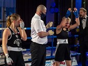 Vítzka Jaromíra Konená (vpravo) a Valentýna Vacková po souboji na Save Boxing.
