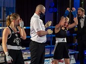 Vít�zka Jaromíra Kone�ná (vpravo) a Valentýna Vacková po souboji na Save Boxing.