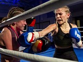 Zleva Judit Hachboldová a Fabiána Bytyqi v zápase na Save Boxing.