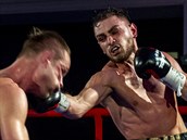 Erik Agateljan trefuje Josefa Zahradníka na galave�eru Save Boxing v souboji o...