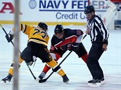 Venkovní utkání mezi Philadelphia Flyers a Bostonem Bruins na Lake Tahoe