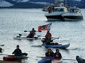 Venkovní utkání mezi Philadelphia Flyers a Bostonem Bruins na Lake Tahoe