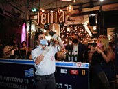 Tel Aviv se snaí lidi k okování motivovat také píslibem drinku v baru zdarma.