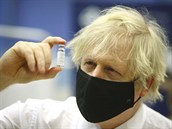 Britský premiér Johnson na návtv jednoho z okovacích center s vakcínou...