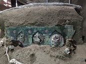 Mimořádný objev v Pompejích. Archeologové našli dochovaný kočár, který byl používán jen k obřadům