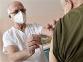 Léka Lubomír Neas okuje seniora v Krajské nemocnici Tomáe Bati ve Zlín.