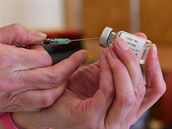 Zdravotnice natahuje vakcínu AstraZeneca do injekní stíkaky v Konici na...