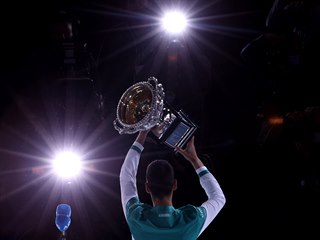 Novak Djokovi slav titul z Australian Open 2021.