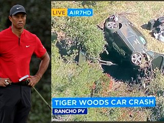 Tiger Woods a jeho zdemolovan auto.