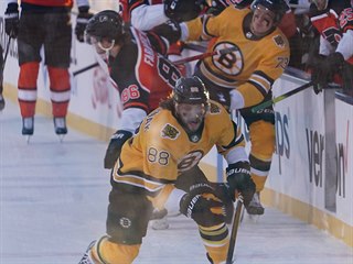 Hokejov tonk David Pastrk dil temi gly vhru Bostonu 7:3 nad...