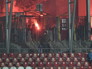 Fanouci sleduj zpas za branou stadionu. Kvli opatenm proti pandemii...