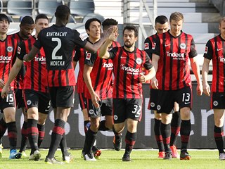 Fotbalist Frankfurtu se raduj z branky do st Bayernu.