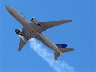 Letadlu United Airlines krtce po startu z letit v Denveru zaal hoet jeden...
