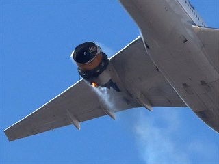 Boeingu United Airlines zaal hoet motor, velk kus spadl do rezidenn tvrti.