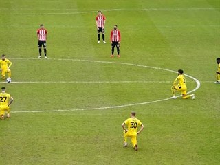 Fotbalisté Brentfordu nepoklekli před víkendovým zápasem Championship.
