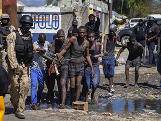 Při útěku 400 vězňů na Haiti zemřelo 25 lidí, včetně civilistů.