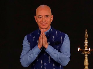 Zakladatel Amazonu Jeff Bezos na nvtv Indie.