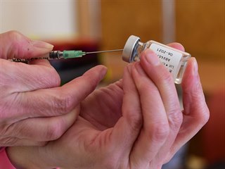 Zdravotnice natahuje vakcnu AstraZeneca do injekn stkaky v Konici na...