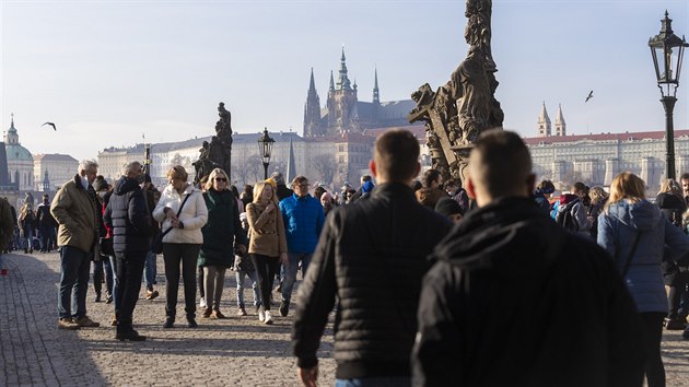Lidé vyrazili na procházku po Praze.