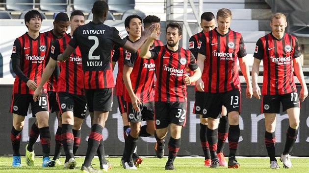 Fotbalisté Frankfurtu se radují z branky do sít Bayernu.