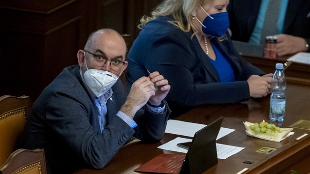 Ministr zdravotnictv� Jan bLatn� na jedn�n� sn�movny o pandemick�m z�kon�. Shodla se na n�m vl�da s opozic�. Z�kon umo�n� ministerstvu zdravotnictv� rozhodovat o uzav�r�n� obchod� i slu�eb, ani� by byl nouzov� stav. Kl��ov� byla dohoda vl�dy a opozice o kompenzac�ch pro lidi posti�en� opat�en�mi proti ���en� koronaviru.