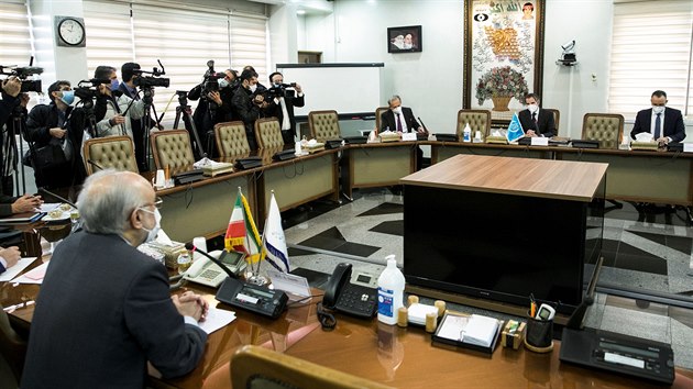 Rafael Grossi, ��f MAAE, na sch�zce s Al� Akbar S�leh�m, ��f �r�nsk� organizace pro atomovou energii.