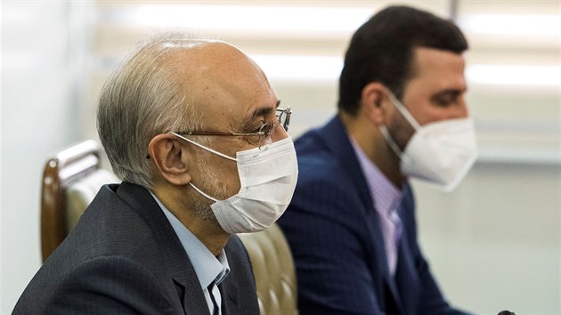 Al� Akbar S�leh�, ��f �r�nsk� organizace pro atomovou energii na sch�zce s ��fem Mezin�rodn� agentury pro atomovou energii.