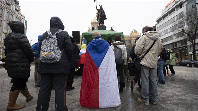 Na praském Václavském námstí demonstrovaly asi ti stovky lidí proti vládním...