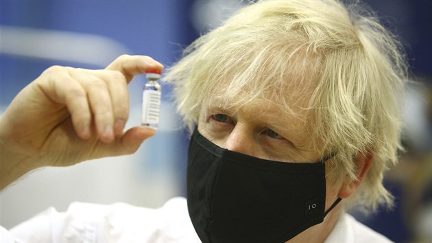 Britský premiér Johnson na návštěvě jednoho z očkovacích center s vakcínou proti koronaviru.