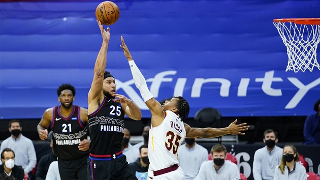 Ben Simmons (25) za Philadelphii a Isaac Okoro (35) za Cleveland.