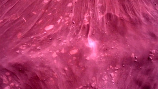 Povrch planety Mars pod voz�tkem Perseverance, jak ho zve�ejnila NASA.