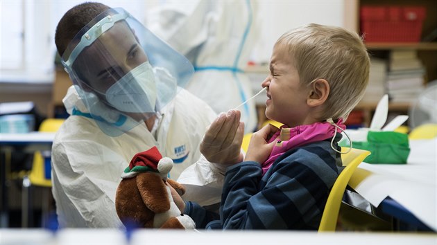 Testování �ák� základní �koly na Nám�stí Svobody na Praze 6.